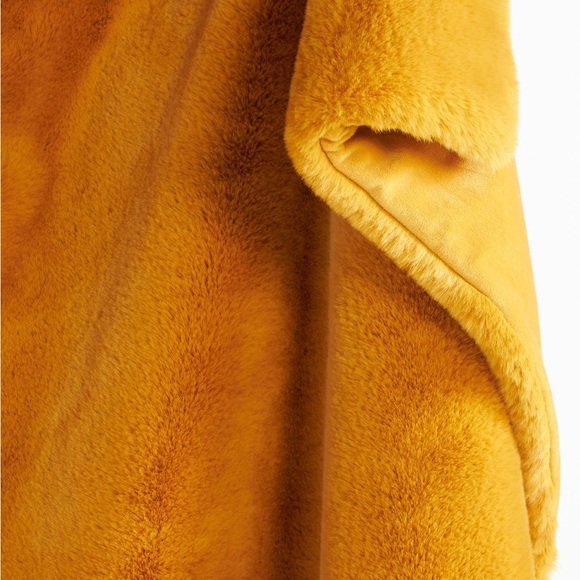 LAST ONE ☝️ Sophie Faux Fur Blanket - Picture 3 of 8